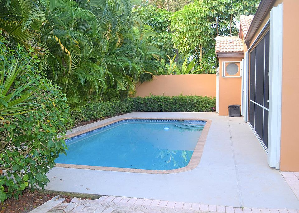 Home For Sale In Woodfield Country Club