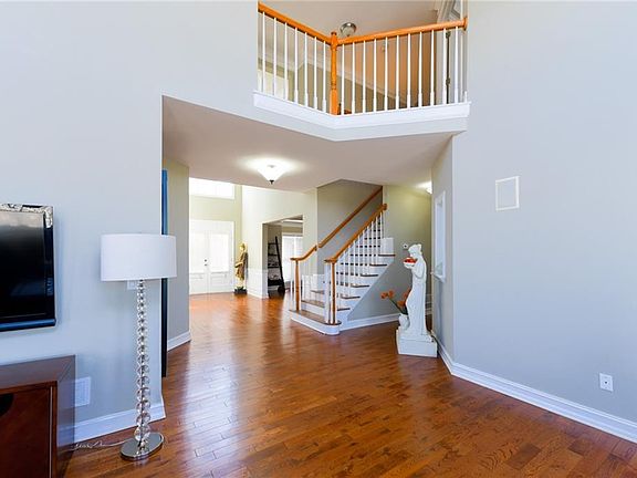 5th image of 710 Granbury Way