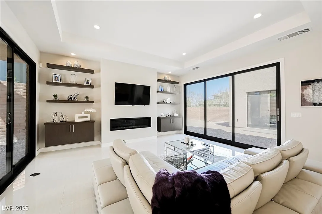 4 bed, 4.5 bath, 3776 sqft, $15,000 — Photo 3