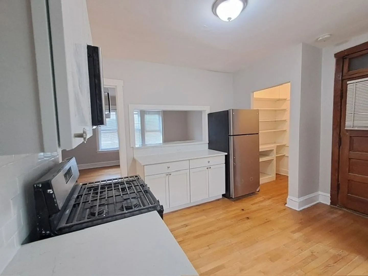 Beautiful, spacious apartment across from Portage park — Photo 3