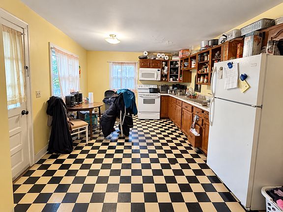 4th image of 2620 Stevens Ave