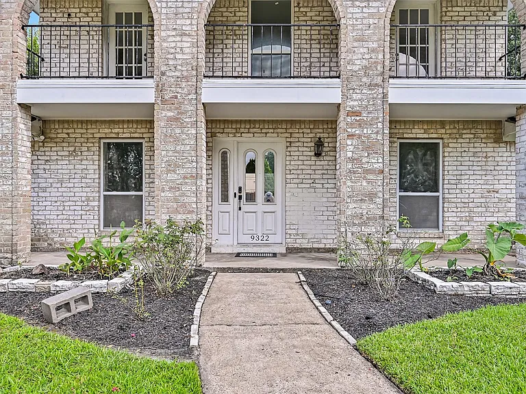 9322 Petersham Dr — Photo 2