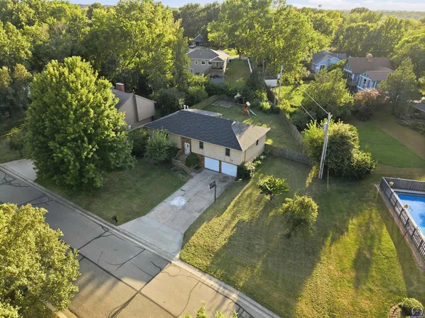 3809 SW Nottingham Rd, Topeka, KS 66610