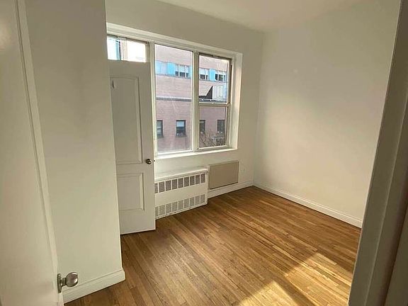 4th image of 450 W 58th St #3LF