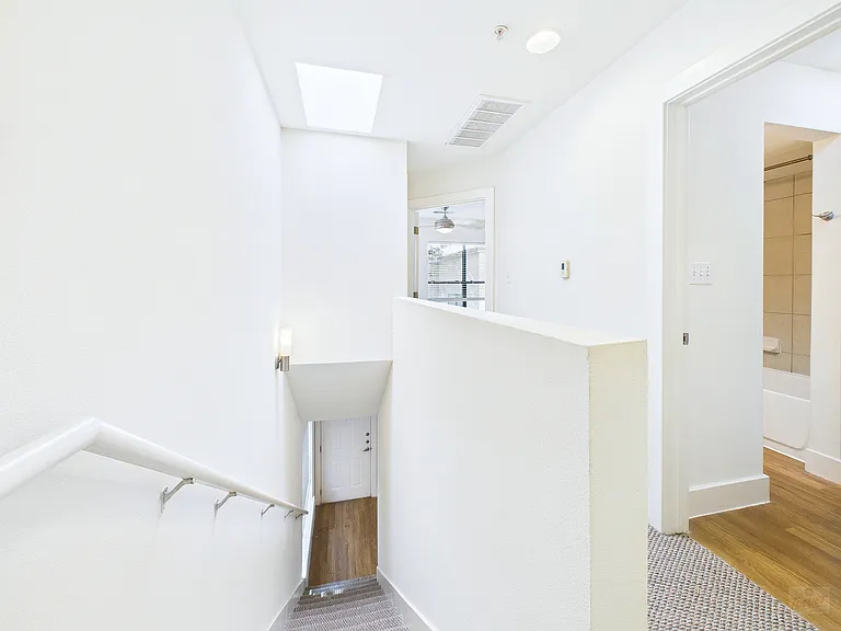 711 W 32nd St — Photo 15