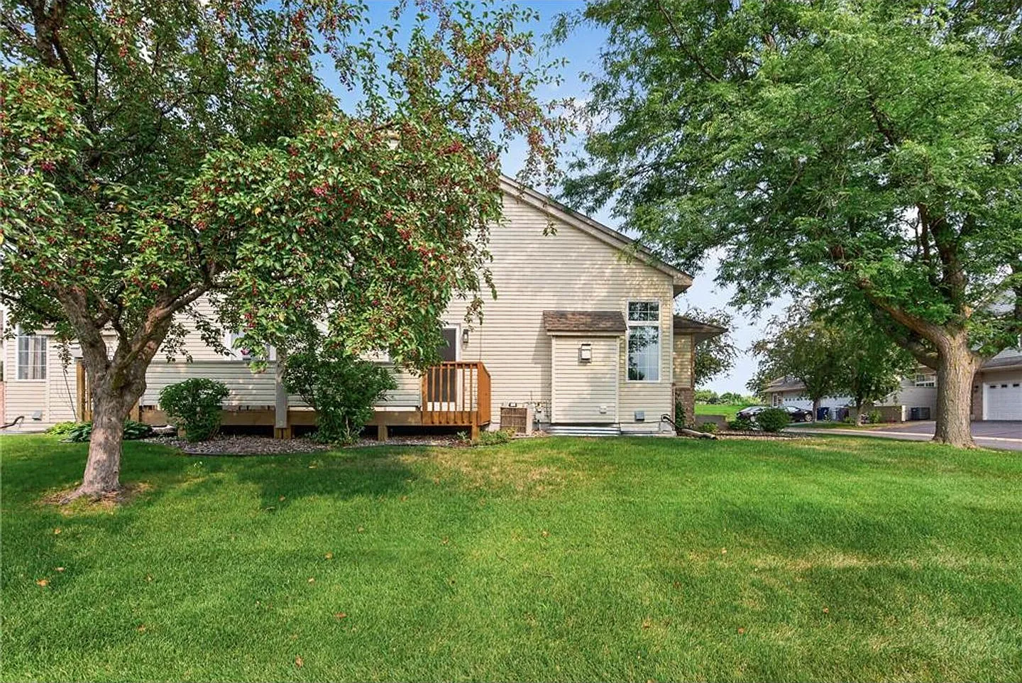 End Unit Townhome Avail Now! — Photo 3