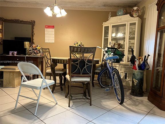 5th image of 2871 Somerset Dr APT 105