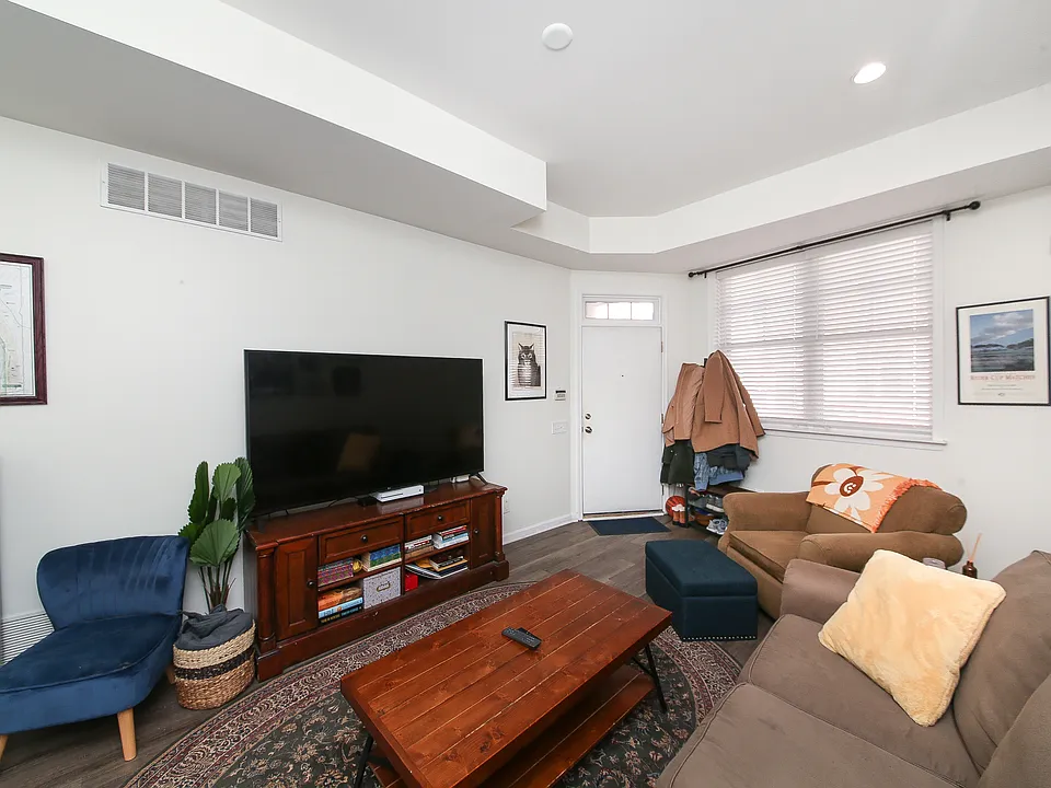 816 Carpenter St #1F