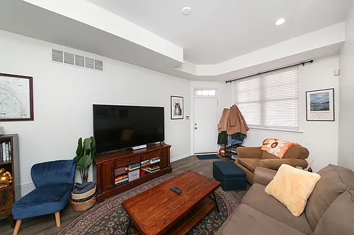 816 Carpenter St #1F Photo 1
