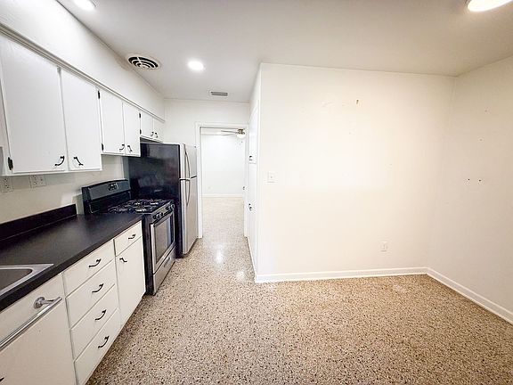 5th image of 921 NE 6th Ave