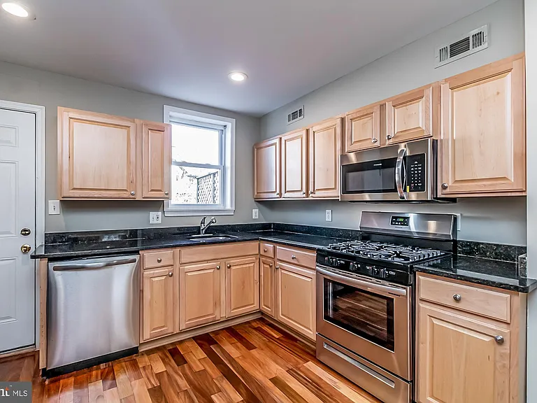 130 W Randall St — Photo 10