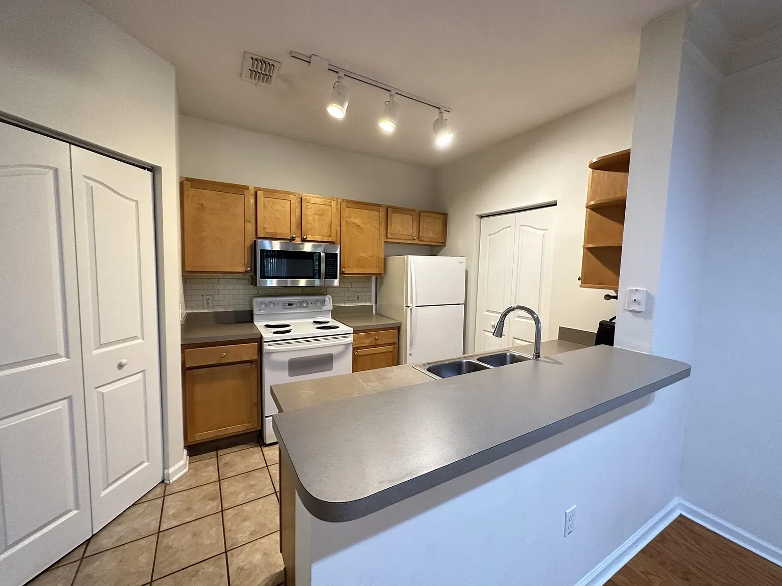 2 bed, 1116 sqft, $1,730 — Photo 2