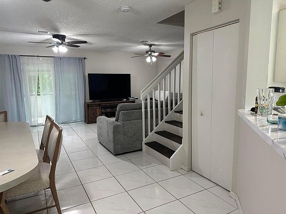 3rd image of 1420 SW 47TH Avenue
