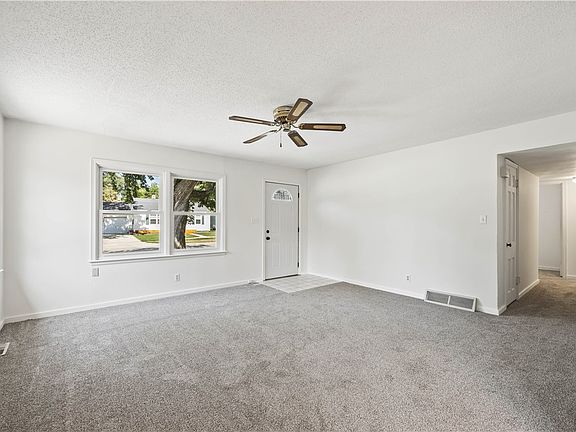 4th image of 615 SW Southlawn Cir