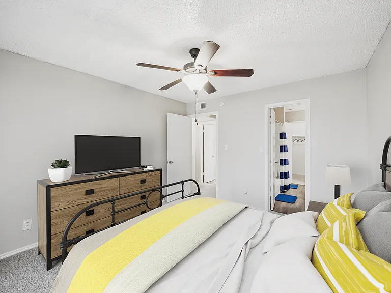 Woodbridge Apartments — Photo 9