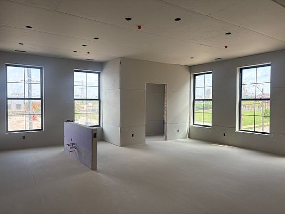 5th image of 2300 Lasalle St #404