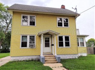 452 Blackhawk Ave, Aurora, IL 60506