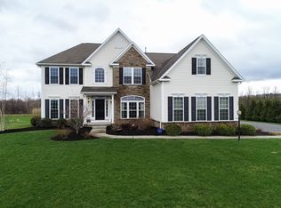 327 Stonefield Ln, Farmington, NY 14425