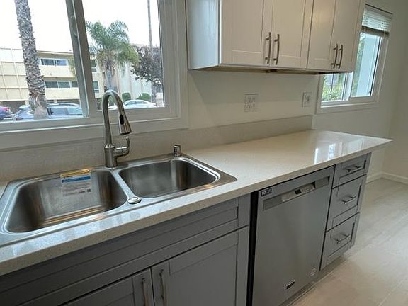 5th image of 826 5th St APT 1