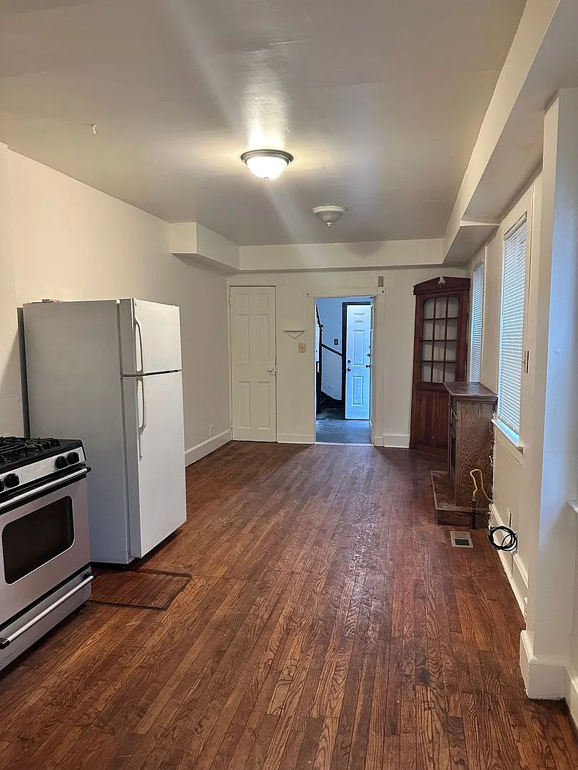 118 S Broadway — Photo 2