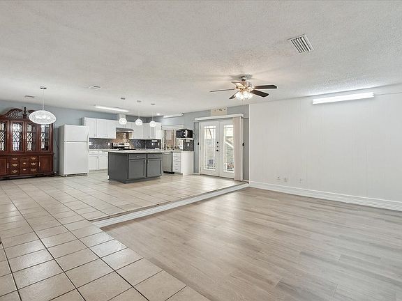 3rd image of 2310 Versailles Dr