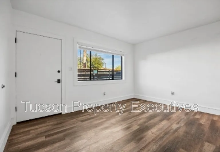 824 E 10th St #D — Photo 18