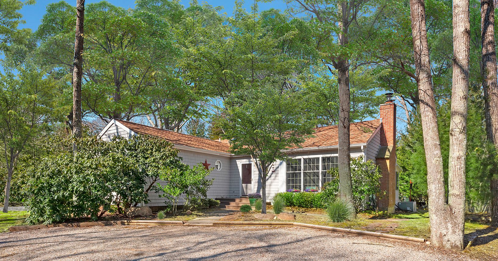 Open Plan, Double Height Ceiling, Beautiful Fireplace, Oversized Windows