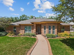 612 Oakview Dr, Hurst, TX 76054