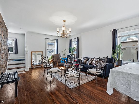 5th image of 443 Wheatsheaf Rd