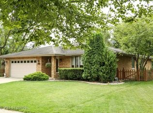 909 Weatherbee Ave, Downers Grove, IL 60516