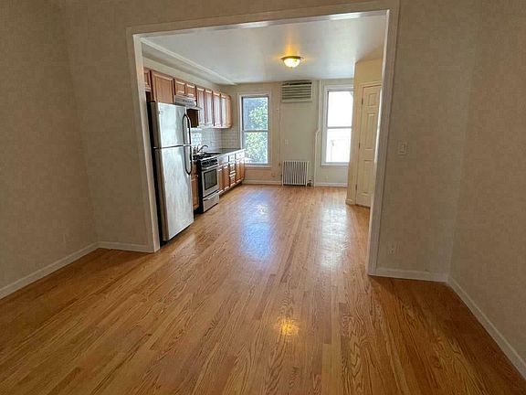 4th image of 685 Humboldt St #2