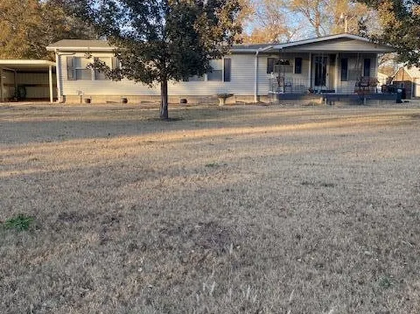 1174 W 2nd St, Hoisington, KS 67544