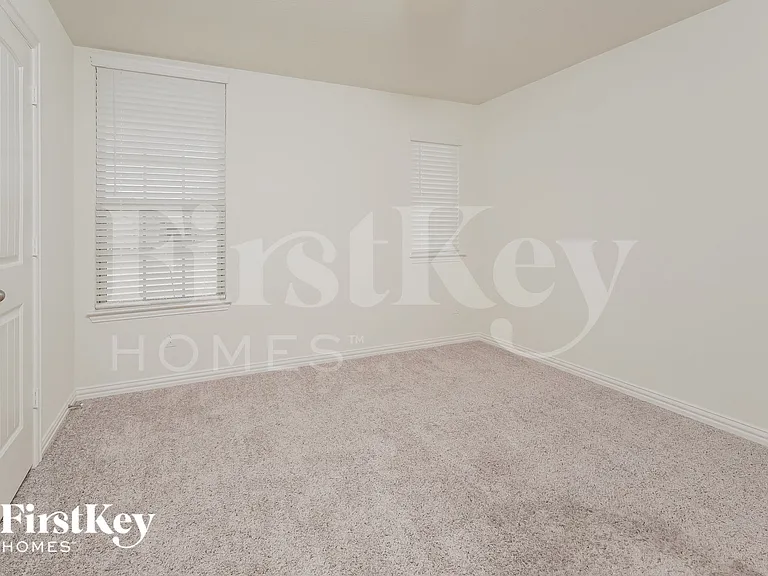 815 Silverbell St — Photo 11