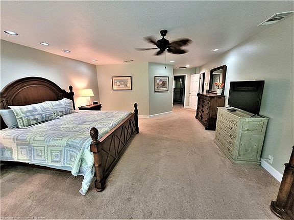 5th image of 1135 Peachtree Dr