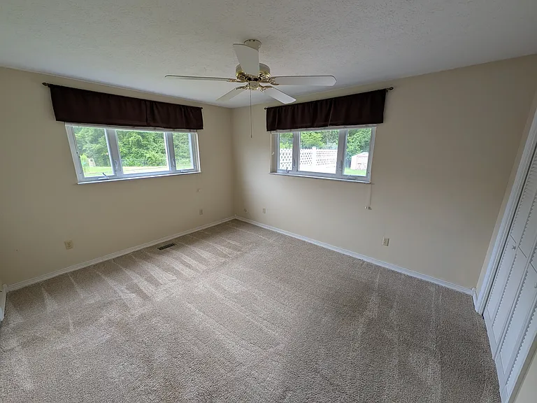 698 Liberty Ln — Photo 9