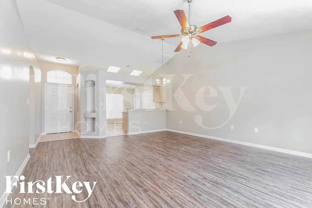 3 bed, 2.0 bath, 1213 sqft, $2,120 — Photo 3