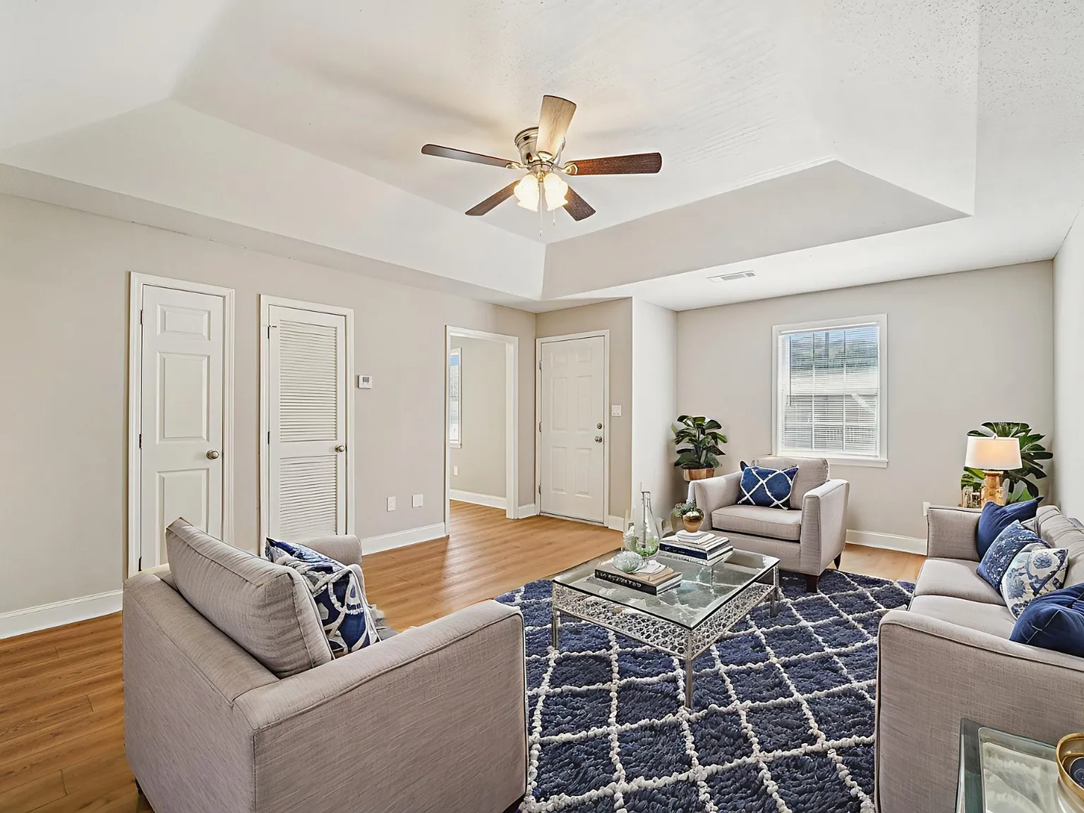 Sun Valley Apartments — Photo 2