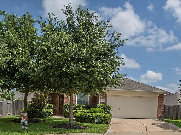 Beautiful one story home on a cul-de-sac. Imagine your self here now!