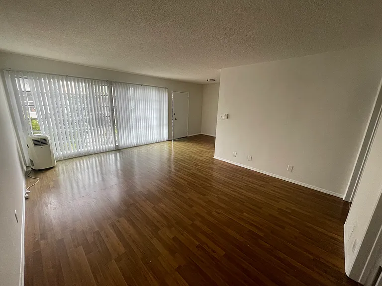 1560 N Laurel Ave — Photo 21