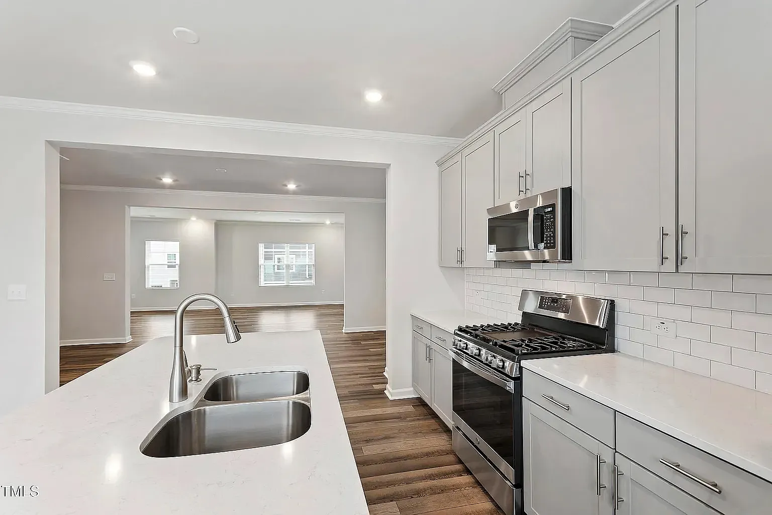 4 bed, 3.5 bath, 2410 sqft, $2,450 — Photo 3