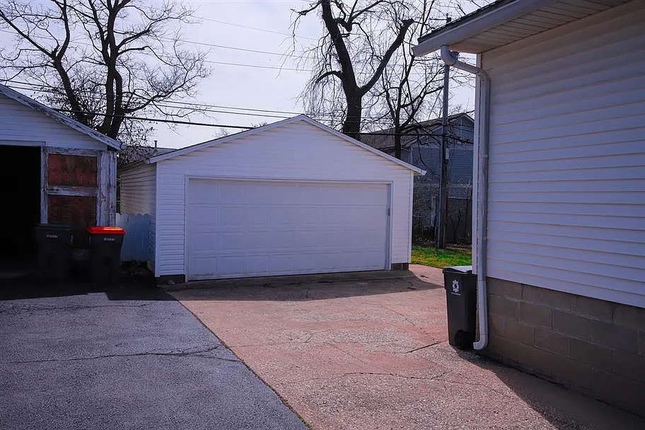 418 E Hillside — Photo 2
