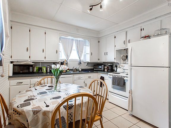 4th image of 499 Main St