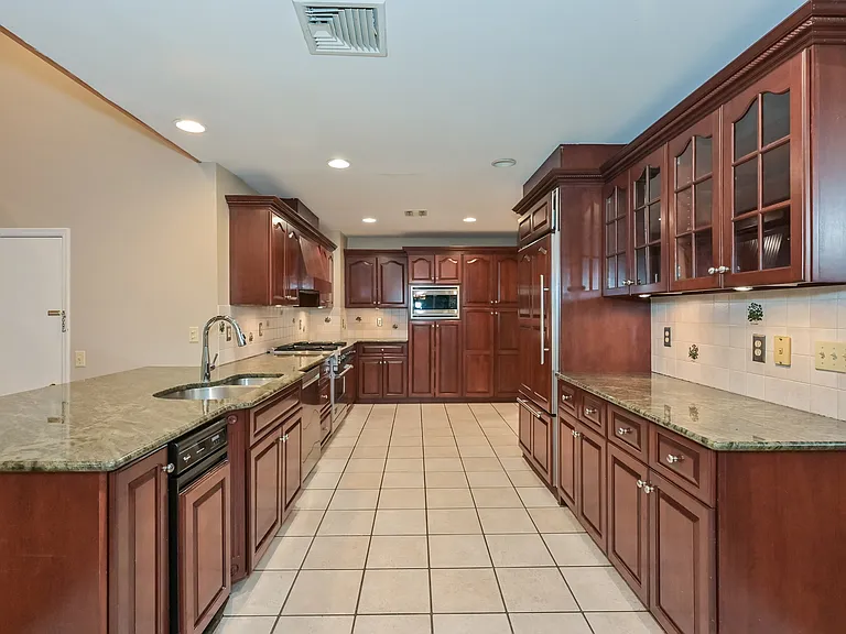 135 Elmwood Ave — Photo 7