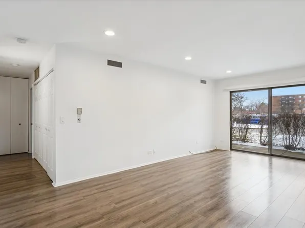 720 Wellington Ave Unit 113, Elk Grove Village, IL 60007