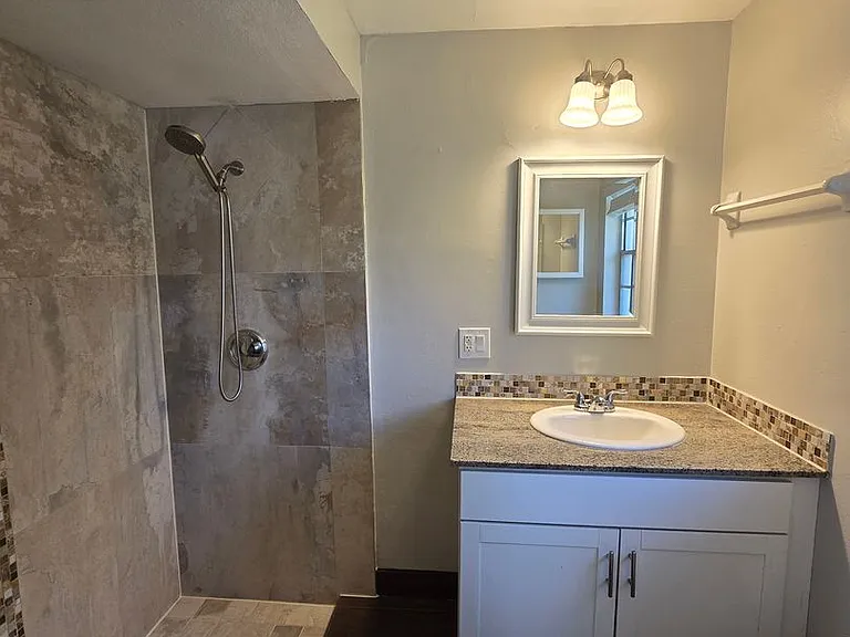 702 SE 47th St #4 — Photo 12