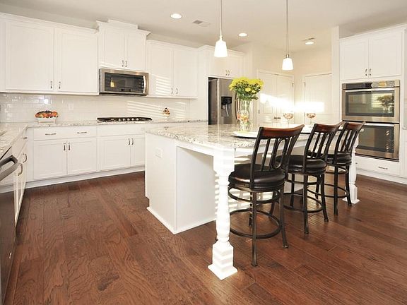 3rd image of 409 Amber Way