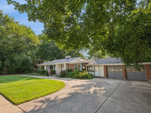 412 Dundee Ave, Barrington, IL 60010