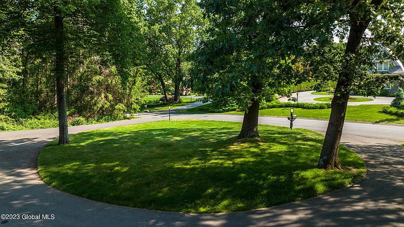 5th image of 11 W Cobble Hill Road