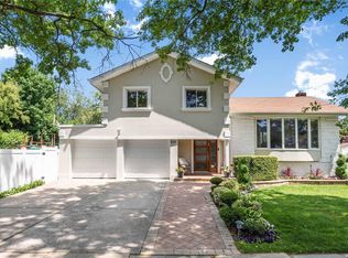 924 Park Ln, Valley Stream, NY 11581