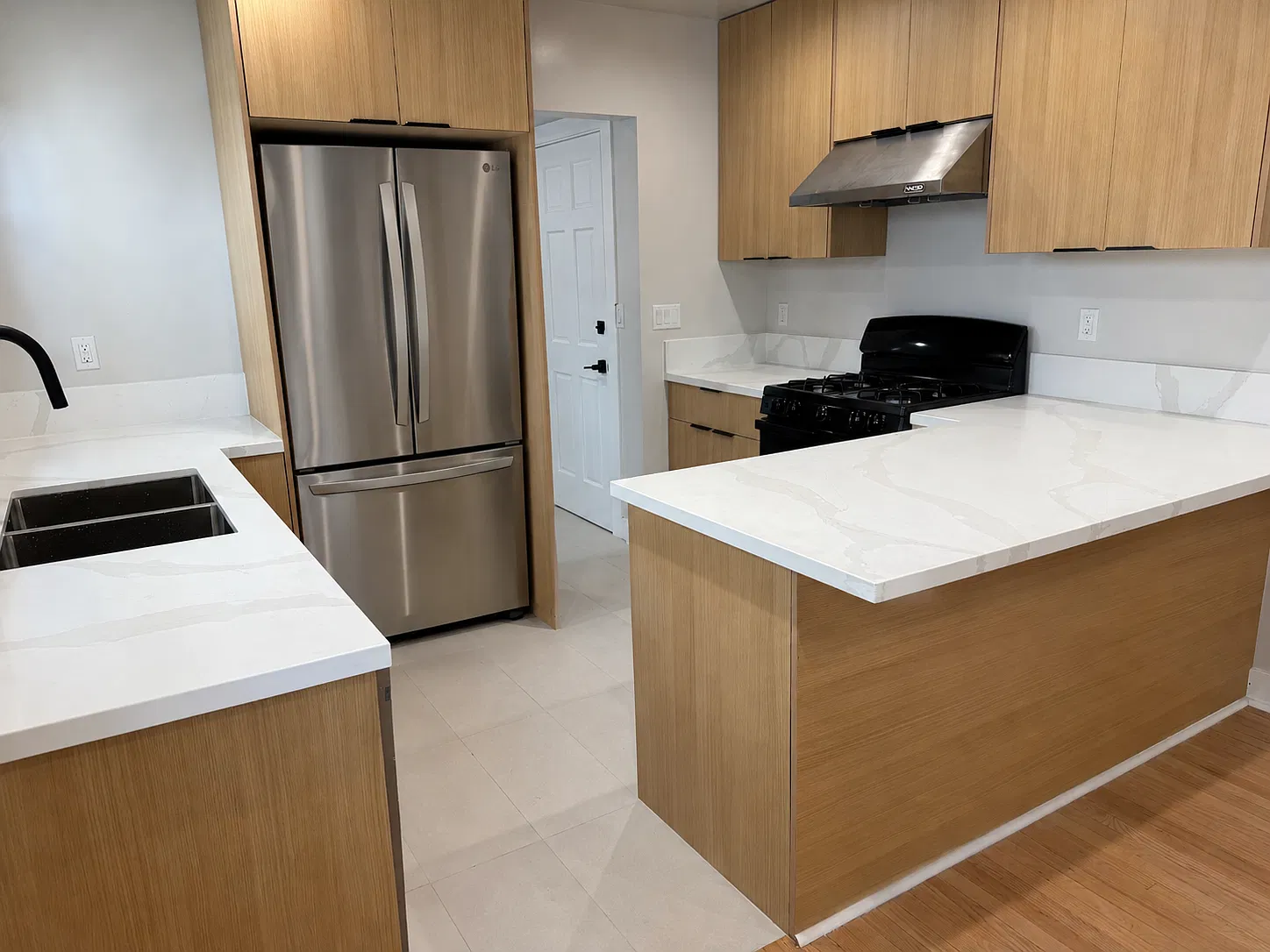 2 bed, 1100 sqft, $3,300 — Photo 2